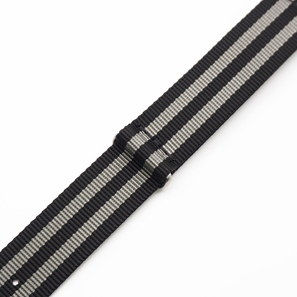 Grå och svartrandigt natoband i nylon.
