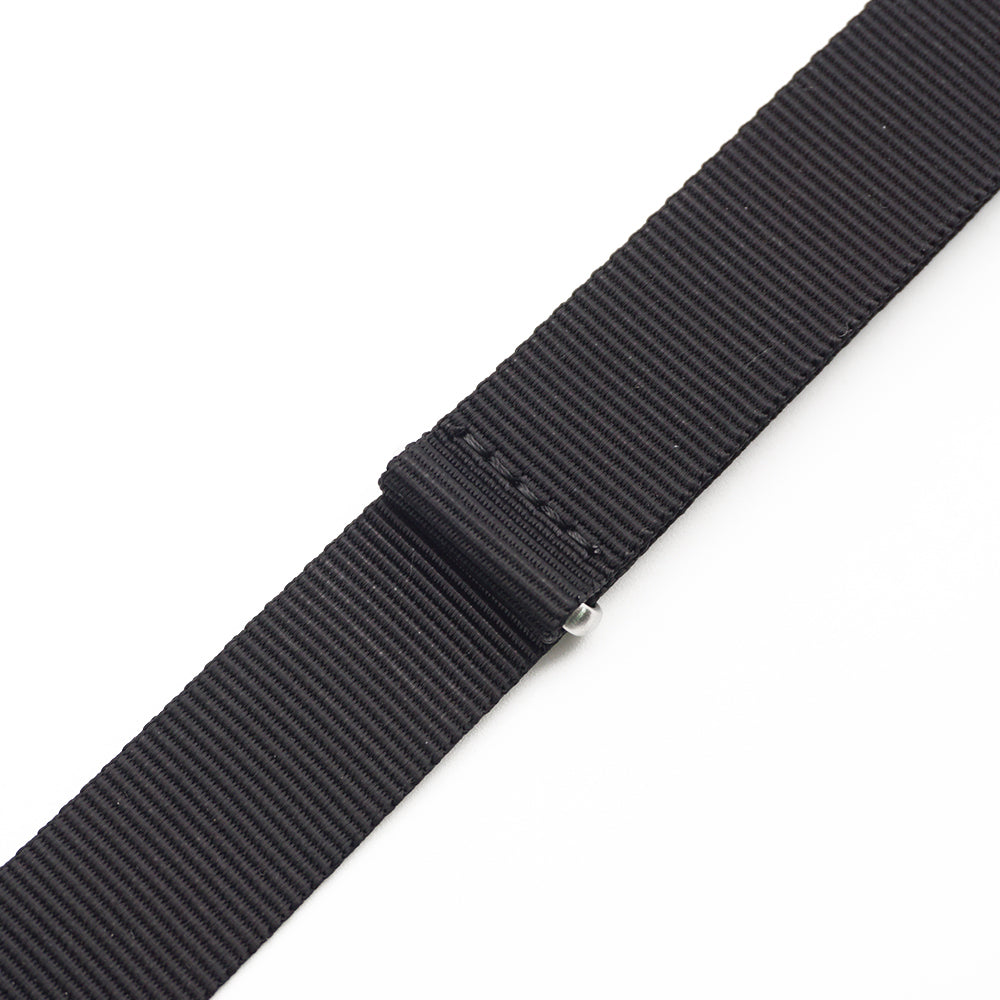 Slitstark svart nylon på ett natoband.