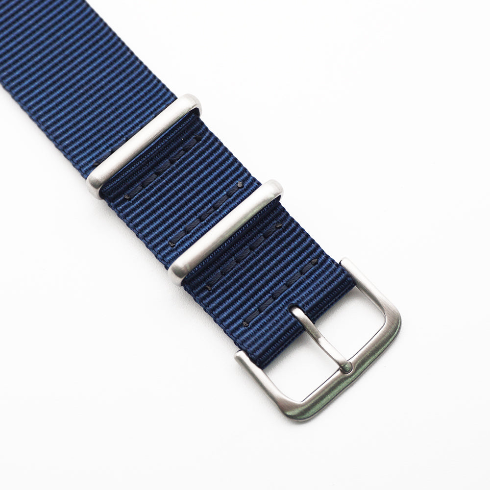 Spännet till ett blått natoband.