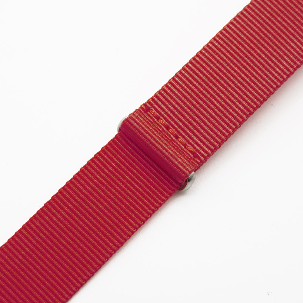 Slitstark röd nylon på ett klockarmband.