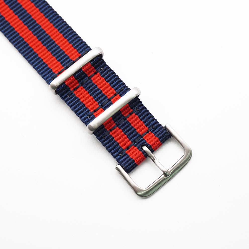 Spännet och sömmarna på natobandet är av hög kvalitet.