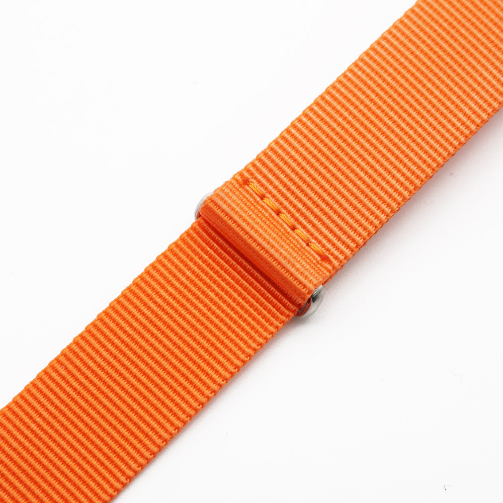 Slitstark orange nylon.